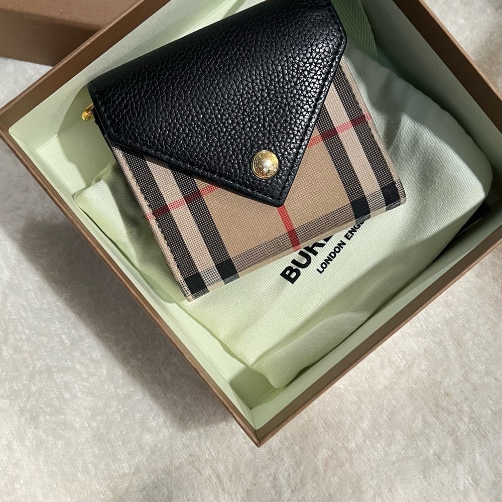 Lila EV Vintage Burberry Black and Tan Wallet